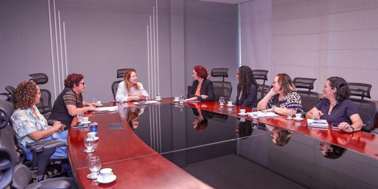 A presidente da ALEMA, Iracema Vale, atua para efetivar a presença de profissionais de psicologia e serviço social nas escolas de educação básica.