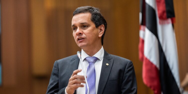 Deputado Ricardo Arruda propõe importante projeto de lei para inclusão de mulheres na construção civil