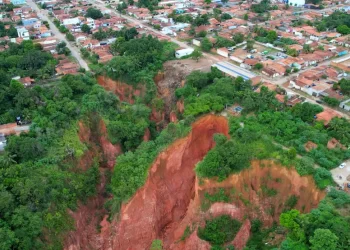Crateras ameaçam centenas de moradores em Buriticupu, no Maranhão — Foto: Reprodução/Marinho Drones
