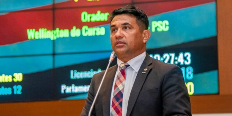 Deputado Wellington faz solicitação de aumento salarial para policiais e bombeiros no estado do Maranhão.