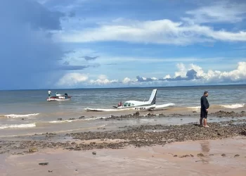 Avião de pequeno porte faz pouso forçado na Praia de Panaquatira, em São José de Ribamar (MA) — Foto: Divulgação/Redes sociais