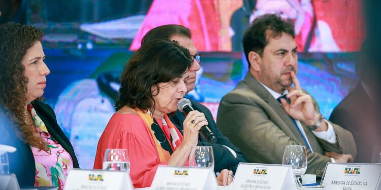 ministra-defende-retomada-do-complexo-economico-industrial-da-saude