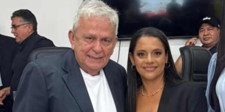 AMÉLIA DO NEM ROMPE COM O PREFEITO PEDRO FERNANDES E SE UNE À OPOSIÇÃO EM ARAME!