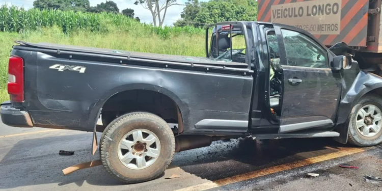 Acidente fatal na BR-135: caminhonete colide com carreta parada e motorista morre no local