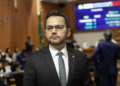 DEPUTADO VIRA “BUCHA” E DEIXA A ALEMA PELA PORTA DOS FUNDOS