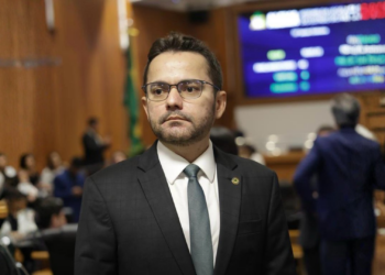 DEPUTADO VIRA “BUCHA” E DEIXA A ALEMA PELA PORTA DOS FUNDOS